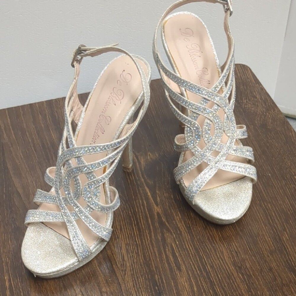 De Blossom Collection Elegant Silver Shimmer Open Toe Rhinestone Heels , Size 6